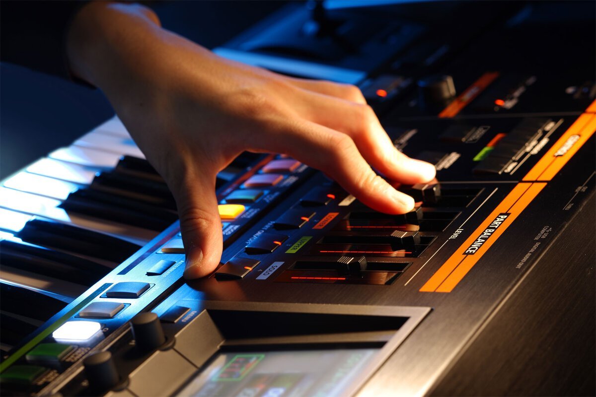 Cận cảnh Roland JUPITER 80 tại Piano House